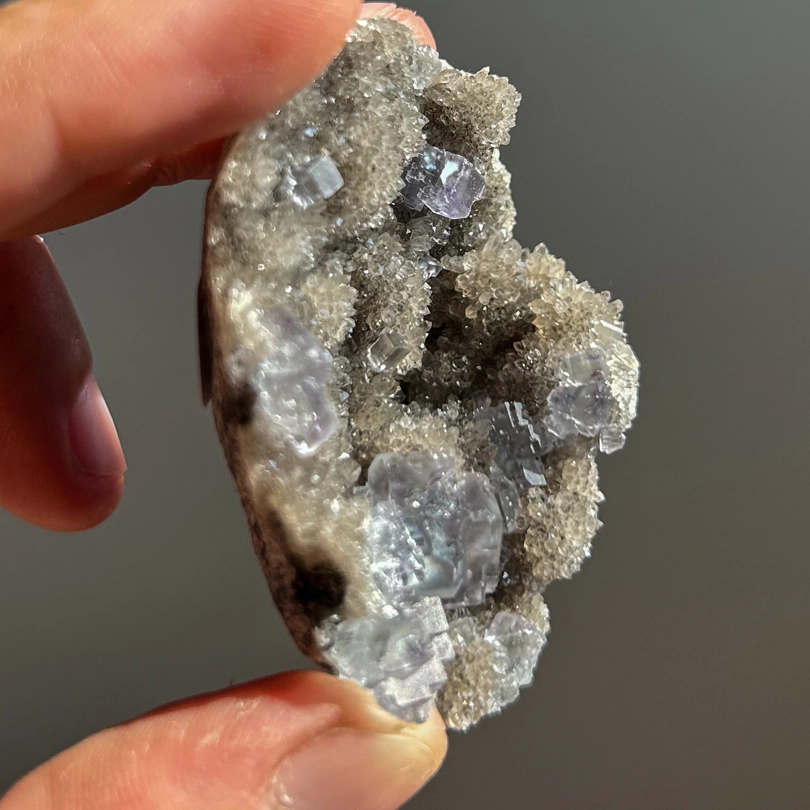 geode di Calcedonio Nero con Fluorite